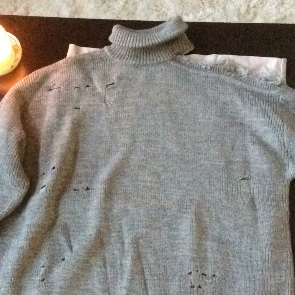 Turtle neck cold shoulder on the left side